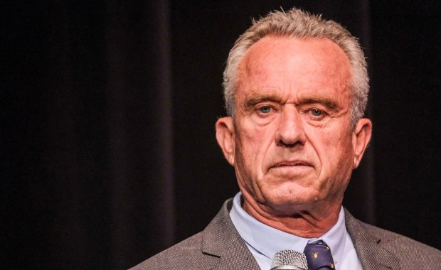 ​Sekretarz zdrowia USA szokuje wyznaniem. "Wciągałem kokainę z desek sedesowych"