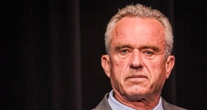 ​Sekretarz zdrowia USA szokuje wyznaniem. "Wciągałem kokainę z desek sedesowych"