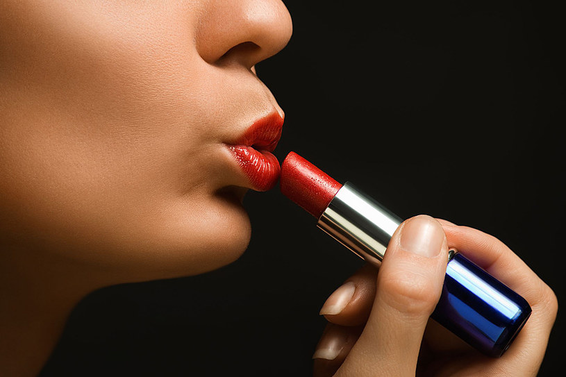 Sekretem dobrego makijażu ust jest idealnie dobrany kosmetyk i perfekcyjne pomalowanie warg. Kolor na ustach to nasza tajna broń. /123RF/PICSEL