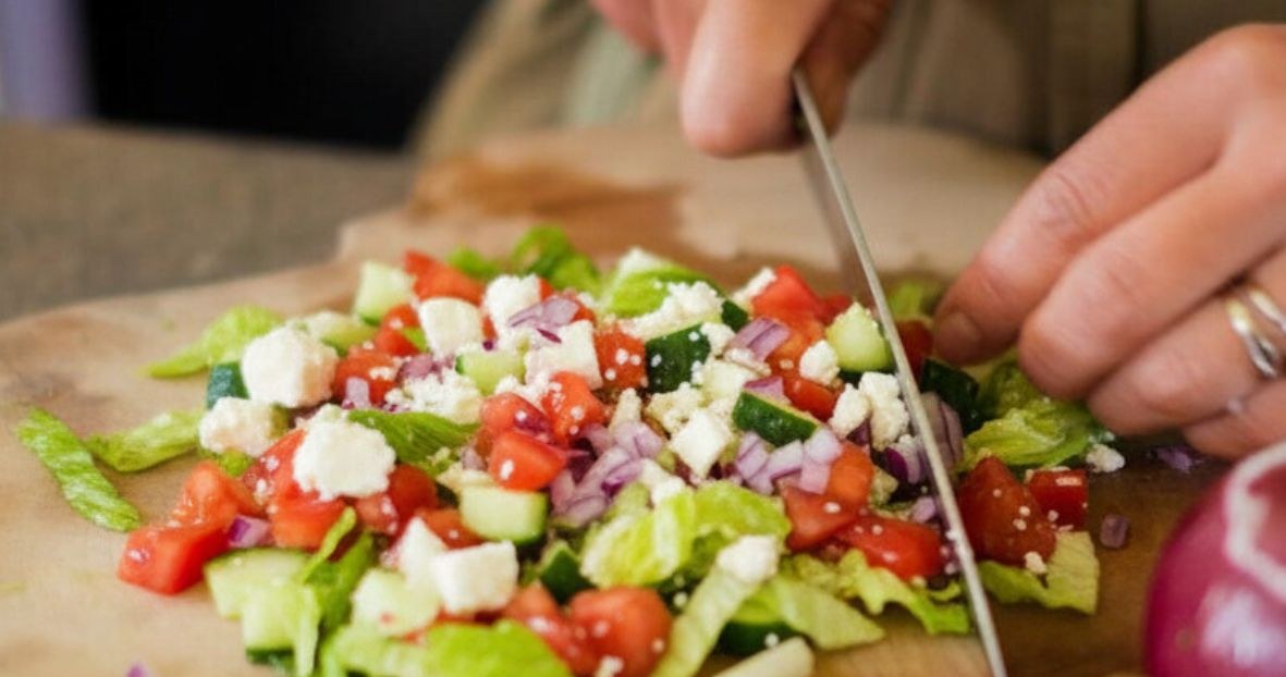 Sekretem sałatki jest siekanie wszystkich składników jednocześnie /Aflo Images /Canva Pro