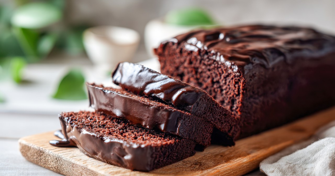 Sekretem tego pysznego, wilgotnego piernika świątecznego jest gorzka czekolada i maślanka. /mikkiorso /123RF/PICSEL