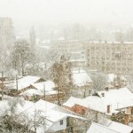 Sekrety zimy. Jak powstaje śnieg, ile waży i dlaczego zagraża budynkom?