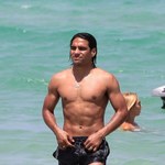 Seksowny piłkarz na plaży w Miami