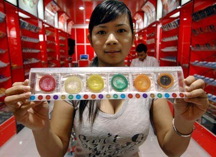 Seksturystyka niesie ze sobą wiele zagrożeń. Prezerwatywy chronią tylko przed niektórymi... /AFP