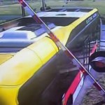 Sekundy od katastrofy. Autobus uwięziony na torach