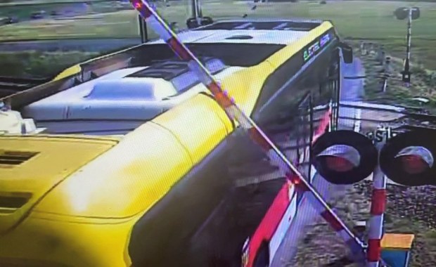 Sekundy od katastrofy. Autobus uwięziony na torach