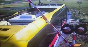 Sekundy od katastrofy. Autobus uwięziony na torach