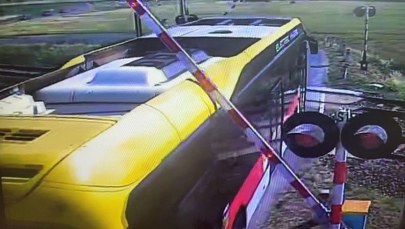 Sekundy od katastrofy. Autobus uwięziony na torach