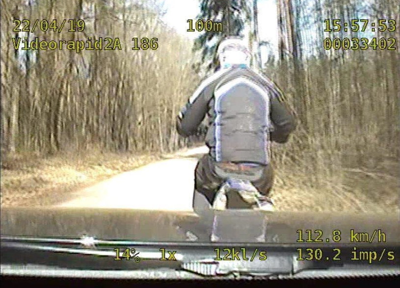 Sekundy przed uderzeniem, po którym motocyklista znalazł się pod kołami radiowozu /Policja
