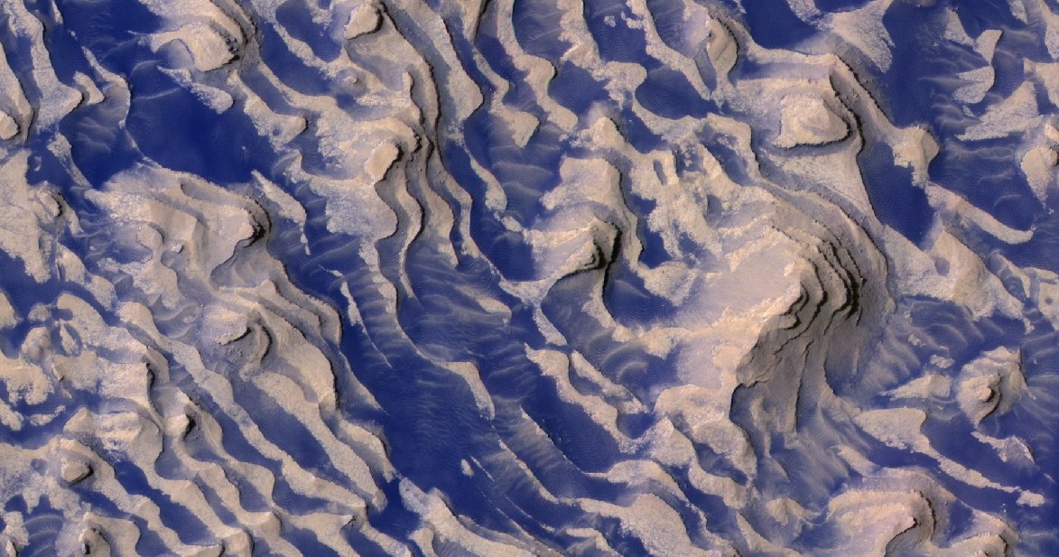 Sekwencje osadów występujących w kraterze Danielsona /JPL/University of Arizona/Secosky /NASA