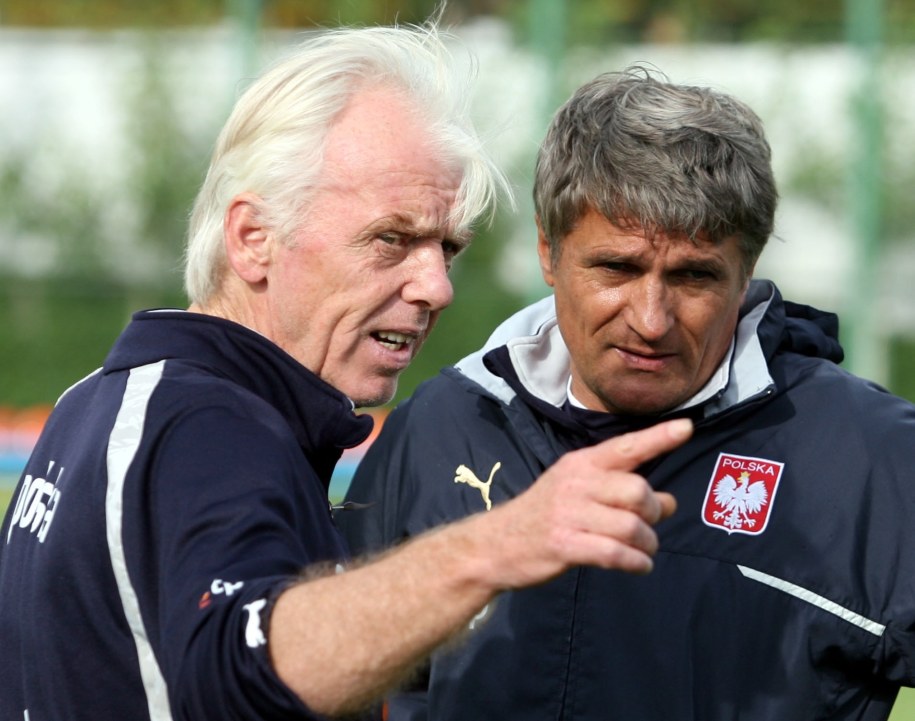 Selekcjoner piłkarskiej reprezentacji Polski, Holender Leo Beenhakker, oraz jego asystent Adam Nawałka podczas treningu w Erewaniu (zdjęcie archiwalne) /Radek Pietruszka /PAP