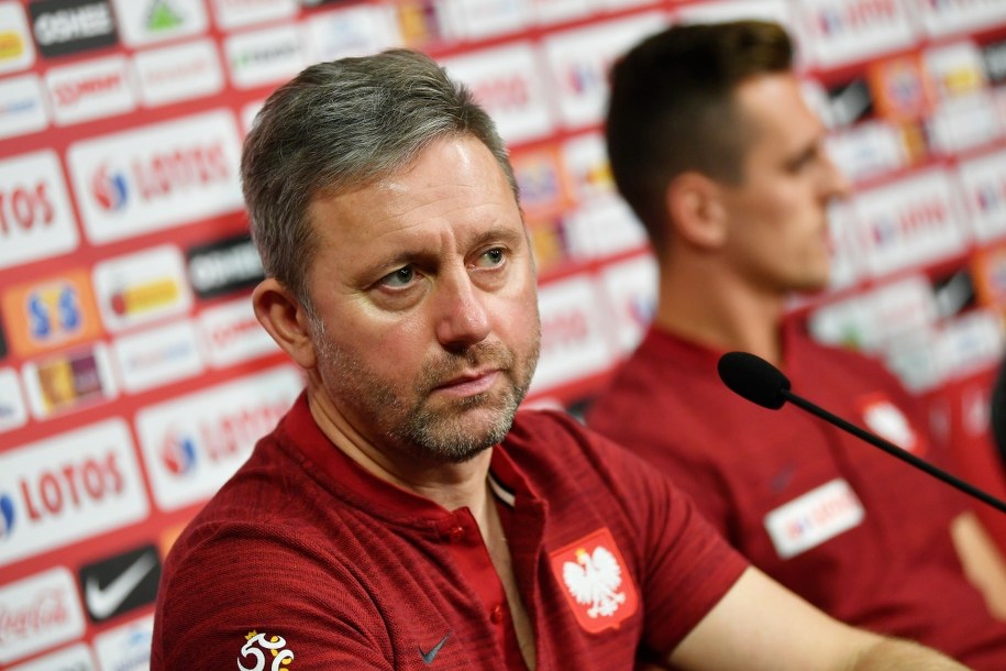 Selekcjoner piłkarskiej reprezentacji Polski Jerzy Brzęczek i napastnik Arkadiusz Milik (w tle) podczas konferencji prasowej przed meczem Ligi Narodów z Portugalią /Bartłomiej  Zborowski /PAP