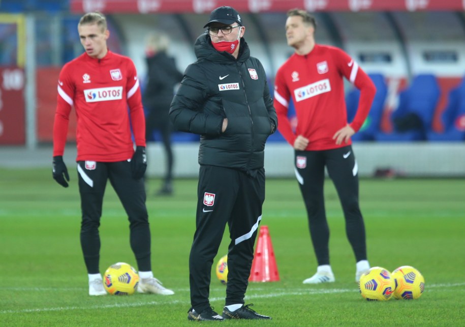 Selekcjoner piłkarskiej reprezentacji Polski Jerzy Brzęczek (C) podczas treningu kadry w Chorzowie / 	Andrzej Grygiel    /PAP