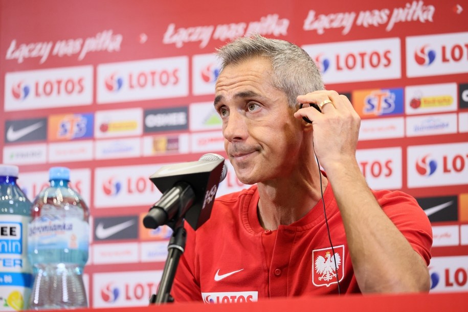 Selekcjoner piłkarskiej reprezentacji Polski Paulo Sousa podczas konferencji prasowej. / 	Leszek Szymański    /PAP