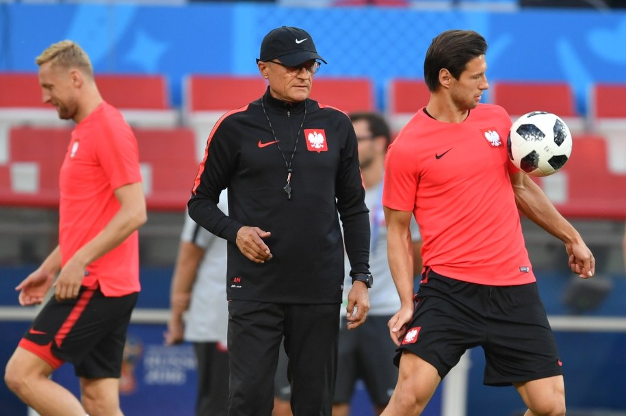 Selekcjoner reprezentacji Polski Adam Nawałka (w środku), Grzegorz Krychowiak (po prawej) i Kamil Glik podczas treningu drużyny na boisku Spartaka w Moskwie /Bartłomiej  Zborowski /PAP