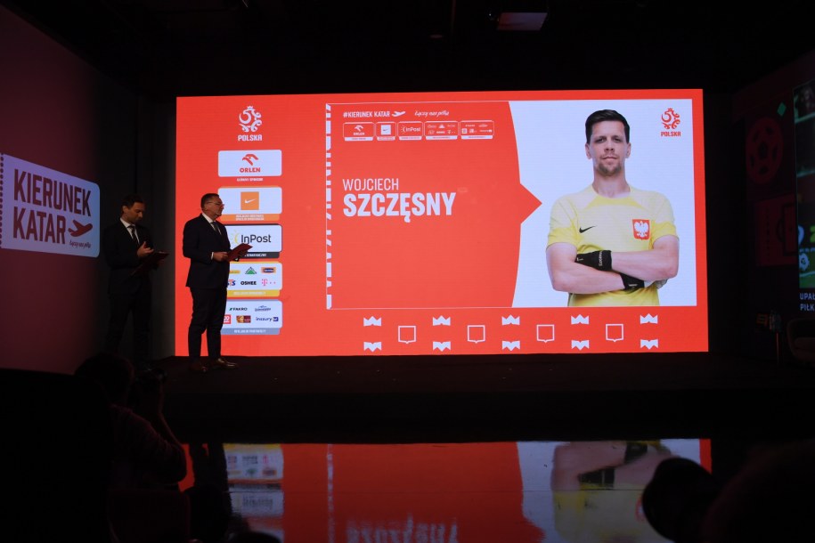 Selekcjoner reprezentacji Polski Czesław Michniewicz i rzecznik reprezentacji Jakub Kwiatkowski podczas ogłaszania kadry na mundial /Andrzej Lange /PAP