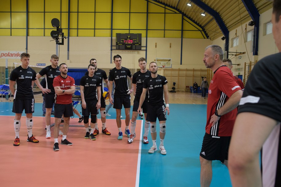 Selekcjoner reprezentacji Polski Nikola Grbic (P) podczas treningu kadry w trakcie zgrupowania siatkarzy w Centralnym Ośrodku Sportu w Spale /	Grzegorz Michałowski   /PAP