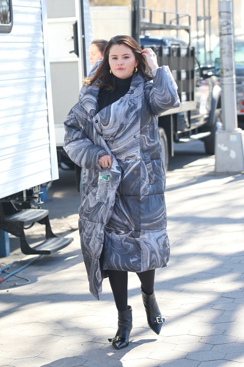 Selena Gomez na planie serialu "Zbrodnie po sąsiedzku" /Backgrid/East News /East News