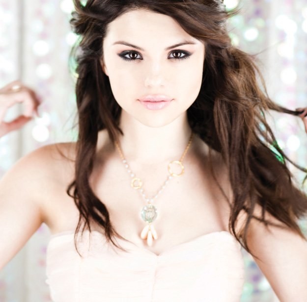 Selena Gomez nie jest jeszcze tak sławna jak jej rówieśniczka, Miley Cyrus /Universal Music Polska