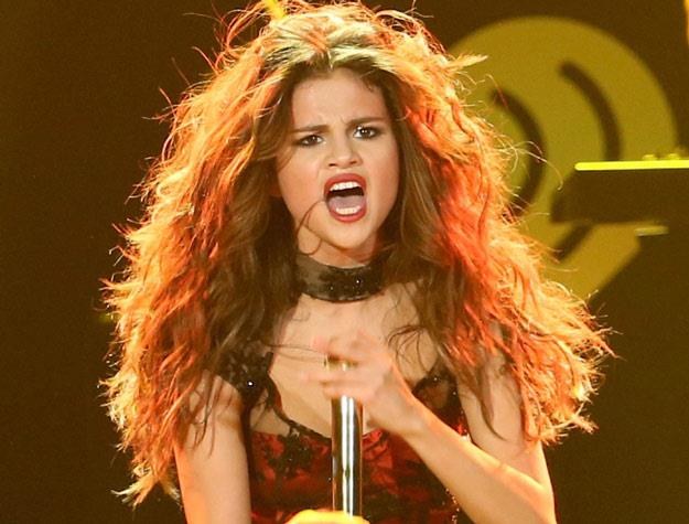 Selena Gomez zaliczyła wyjątkowo pechowy występ (fot. Mat Hayward) /Getty Images/Flash Press Media
