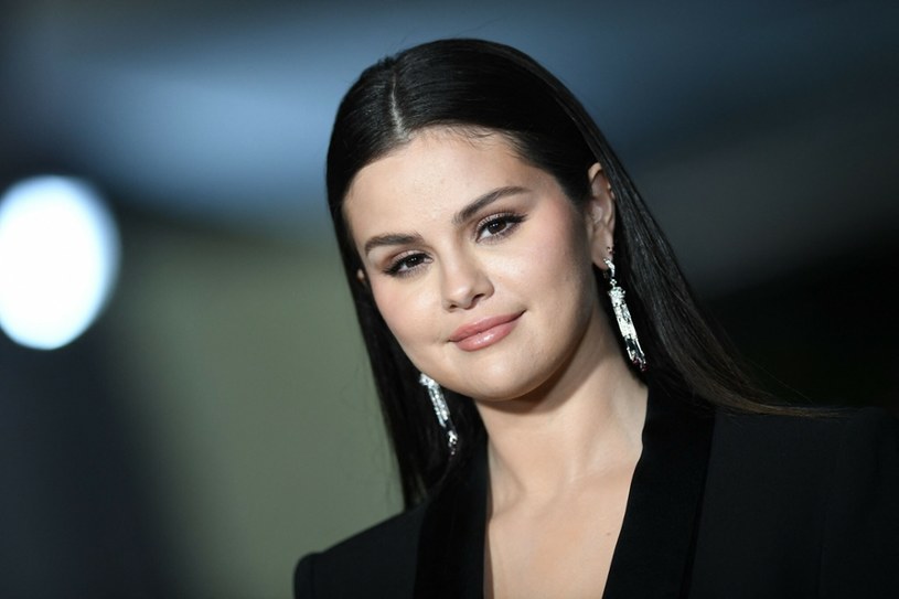Selena Gomez zdecydowała się na wyrazisty clean girl manicure /VALERIE MACON/AFP/East News /East News
