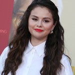 Selena Gomez zdobywa czerwony dywan w białej sukience. Olśniewająca?