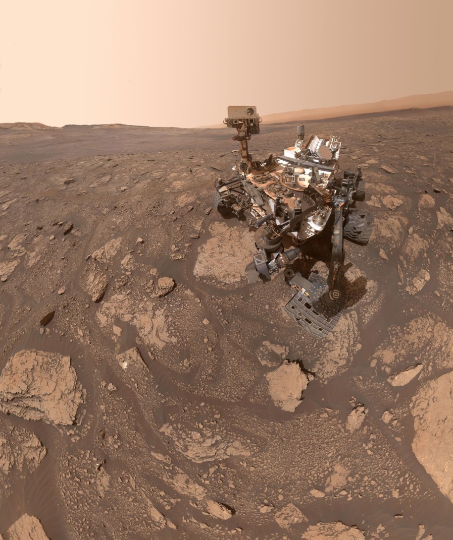 Selfie łazika Curiosity w miejscu nazwanym "Mary Anning". To właśnie tam przeprowadzono opisywany eksperyment chemiczny. /Fot. NASA/JPL-Caltech/MSSS /Materiały prasowe