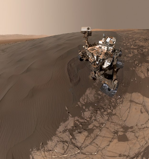 Selfie łazika Curiosity w rejonie Namib Dune /NASA/JPL-Caltech/MSSS /materiały prasowe