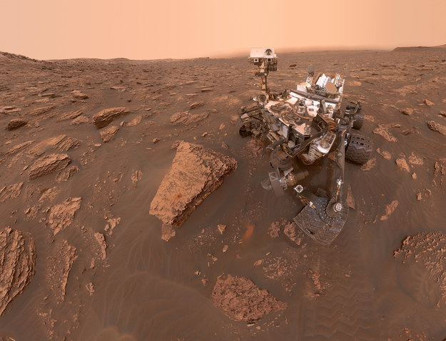 Selfie łazika Curiosity wykonane 15 czerwca 2018 roku. W centrum widać miejsce wiercenia o nazwie "Duluth". /NASA/JPL-Caltech/MSSS /Materiały prasowe