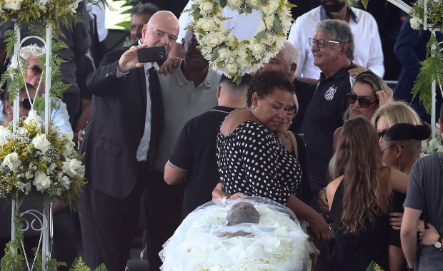 Selfie przy otwartej trumnie Pelego. Gianni Infantino się tłumaczy