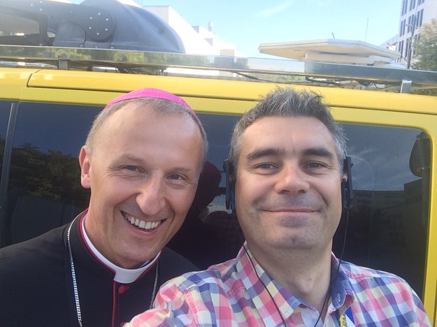 Selfie reportera RMF FM z biskupem Markiem Solarczykiem /Mariusz Piekarski (RMF) /RMF FM