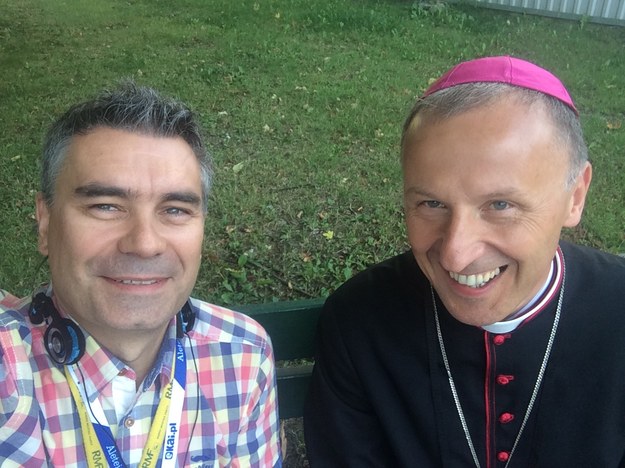 Selfie reportera RMF FM z radosnym biskupem /Mariusz Piekarski (RMF FM) /RMF FM