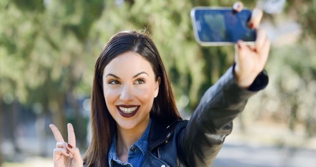 Selfie zniekształca twarz - tak  twierdzą eksperci /123RF/PICSEL