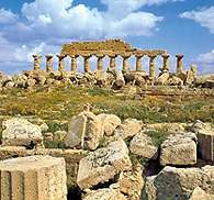 Selinunt, pozostałości świątyni doryckiej /Encyklopedia Internautica