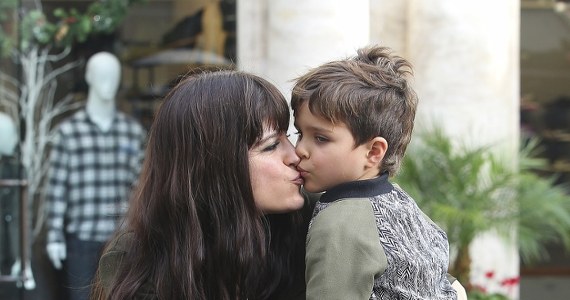 Selma Blair na spacerze z synkiem - Gwiazdy - Kobieta w INTERIA.PL