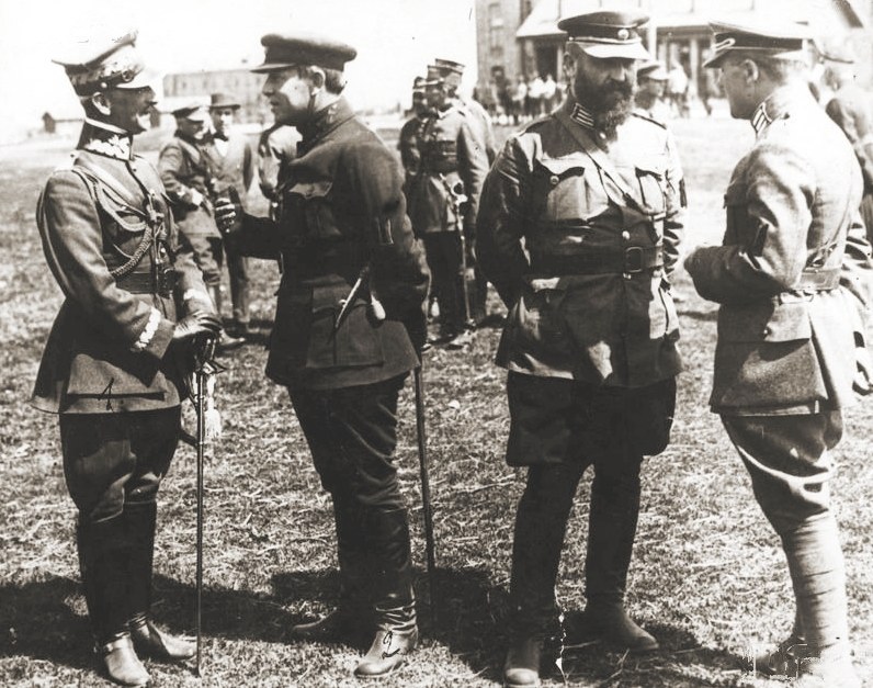 Semen Petlura (drugi od lewej) podczas rozmowy z polskim generałem Antonim Listowskim w kwietniu 1920 roku /Wikimedia