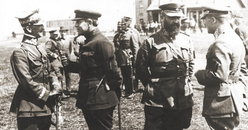 Semen Petlura (drugi od lewej) podczas rozmowy z polskim generałem Antonim Listowskim w kwietniu 1920 roku /Wikimedia