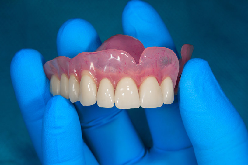 Sen o zębach może mieć różne znaczenia. Nie zawsze zwiastuje śmierć, choć sennik nie wyklucza i takiej opcji /123RF/PICSEL