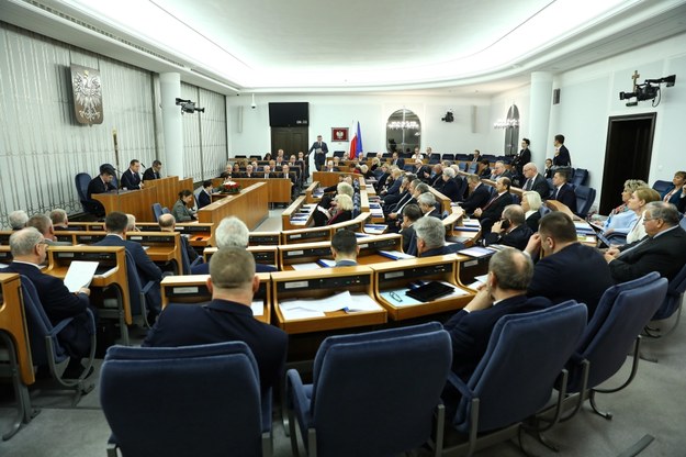 Senat kontynuuje rozpatrywanie budzącej ogromne kontrowersje ustawy dyscyplinującej sędziów /Rafał Guz /PAP