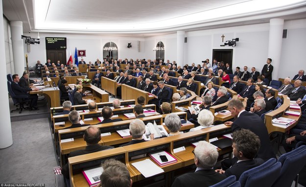 Senat może okazać się organem decydującym ws. wrześniowego referendum /Andrzej Hulimka /Reporter