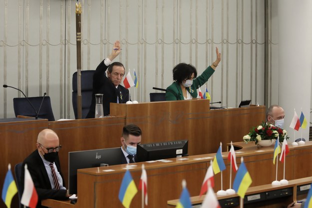 Senat przeprowadził głosowanie w sprawie ustawy o pomocy obywatelom Ukrainy w związku z konfliktem zbrojnym na terytorium tego państwa /PAP/Albert Zawada /PAP