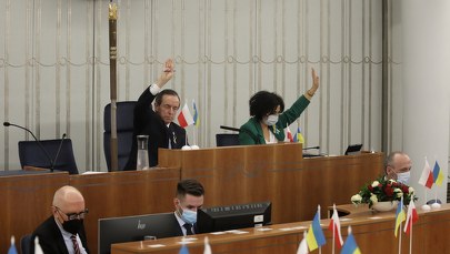 Senat przyjął ustawę o pomocy Ukraińcom