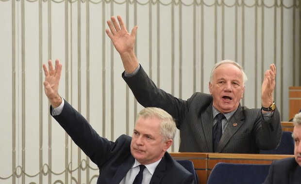 Senat przystąpił do pracy nad ustawą dezubekizacyjną. "Projekt uchwalony w kadłubowym zgromadzeniu" 