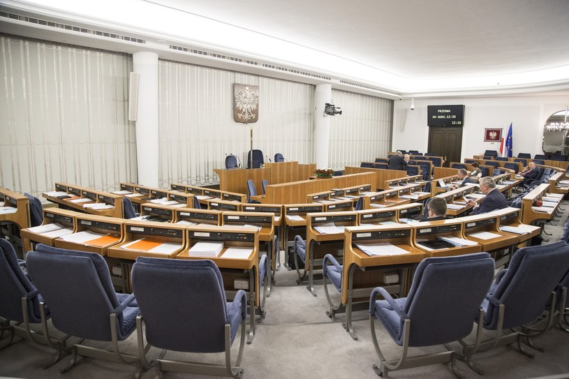 Senat za rekompensatą dla publicznej radiofonii i telewizji /Maciej Łuczniewski /Reporter