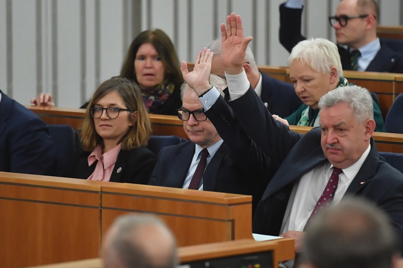 Senat zdecydował o losie ustawy okołobudżetowej /Piotr Nowak /PAP