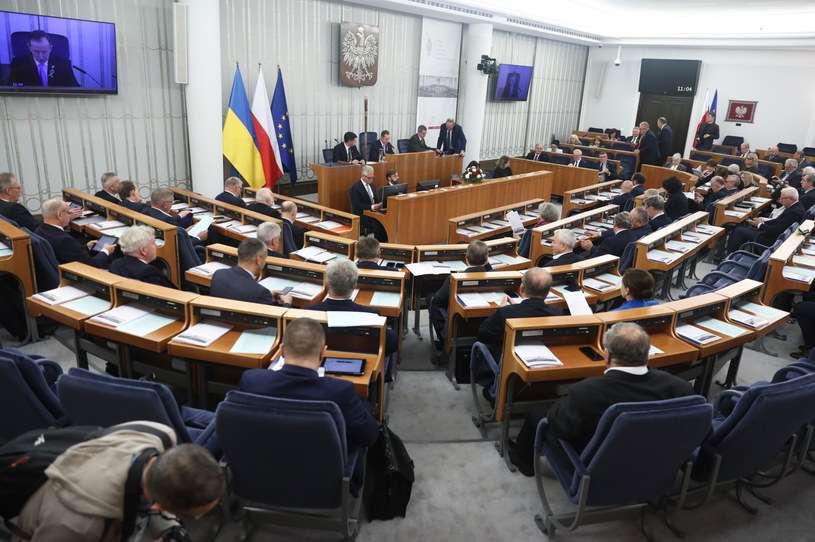 Senat zgłosił liczne poprawki do ustawy o dystrybucji węgla przez gminy /Tomasz Gzell /PAP