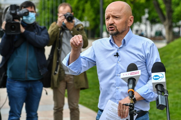 Senator KO Jacek Bury podczas konferencji prasowej na Placu Litewskim pod Pomnikiem Unii Litewskiej w Lublinie /Wojtek Jargiło /PAP