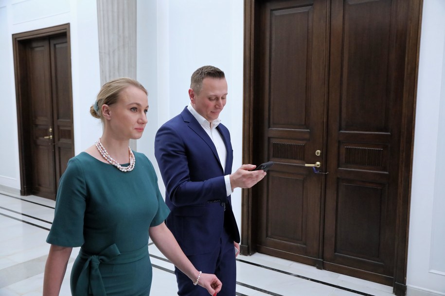 Senator KO Krzysztof Brejza oraz jego żona, prawniczka Dorota Brejza. /Wojciech Olkusnik  /PAP