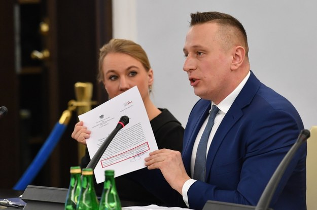 Senator KO Krzysztof Brejza (P) oraz jego żona, prawniczka Dorota Brejza (L) wzięli udział w posiedzeniu senackiej Komisji do spraw wyjaśnienia przypadków nielegalnej inwigilacji /Radek Pietruszka /PAP