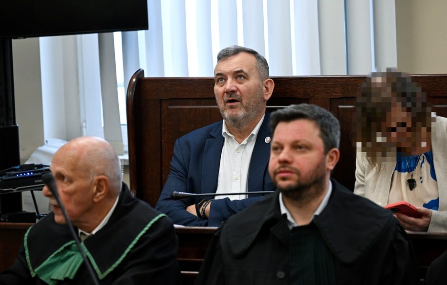 Senator KO Stanisław Gawłowski (2L) i jego żona (P) na sali rozpraw Sądu Okręgowego w Szczecinie / 	Marcin Bielecki    /PAP